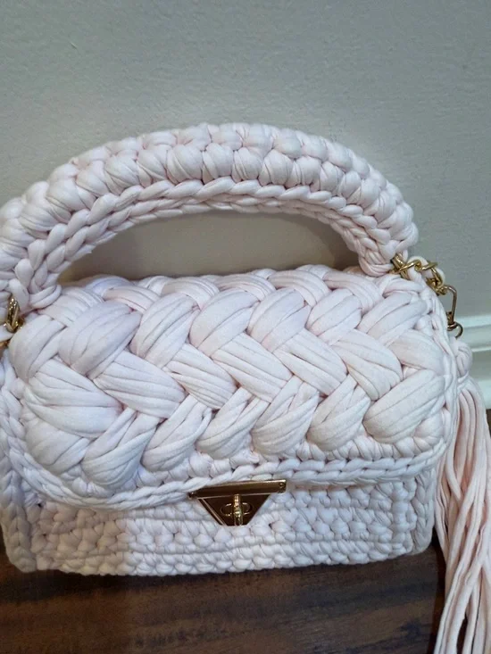 NEW… Handwoven Pink Crochet Shoulder Bag with Gold Chain - Picture 8 of 12